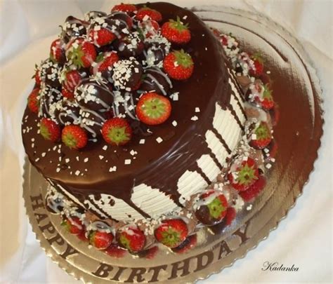 Dozdobená tvarohovo-čokoládová torta s jahodami