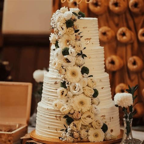 Torta s kvetinovou výzdobou