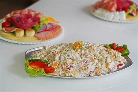 Rôznorodé šaláty a bowl misy