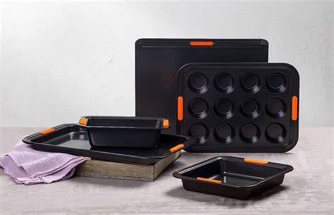 rôzne druhy plechov na pečenie