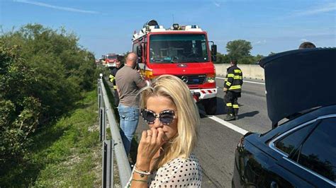 Služobné auto na diaľnici