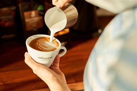 Káva a koláče v kaviarni Aurelica Coffee