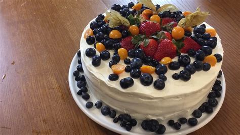 Detská torta zdobená lentilkami a ovocím