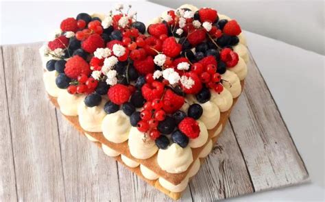 Medová torta srdce s malinami a čokoládou