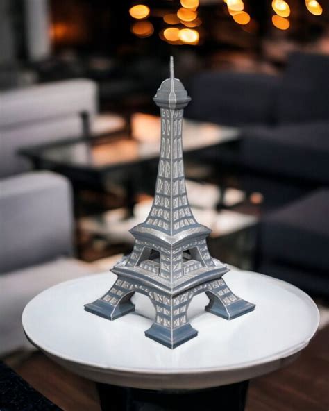 Torta s motívom Eiffelovej veže a parížskymi symbolmi