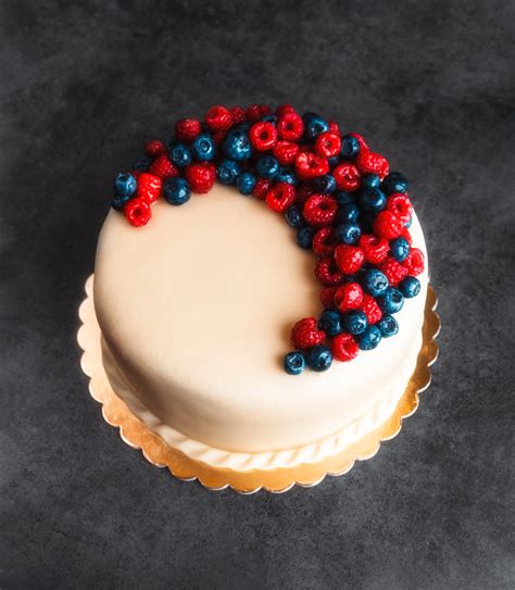 Torta potiahnutá tenkou vrstvou poťahovacej hmoty