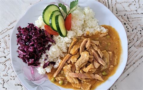 Hotové bravčové soté s ryžou a posypané syrom