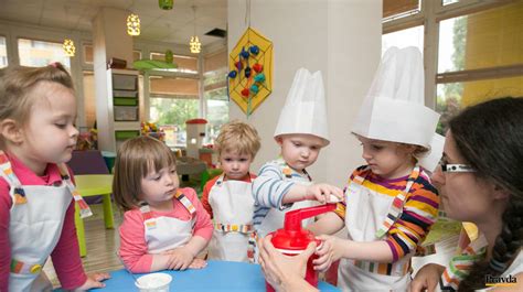 Deti pomáhajú pri pečení s detským valčekom