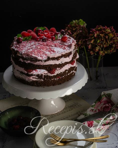 Detailná fotografia hotovej čokoládovo-orieškovej torty s malinami