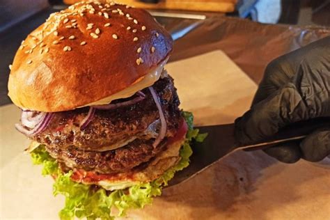 Fotografia šťavnatého burgeru z Kýčer Burger
