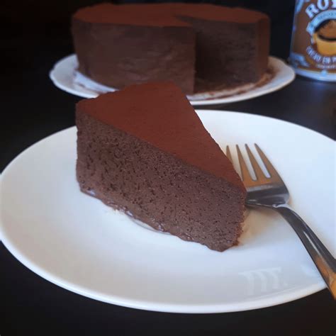 Plátok raw čokoládovej torty s avokádom na tanieri
