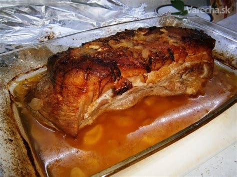 Bravčový bôčik s narezanou kožou a cesnakom