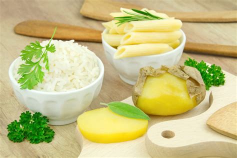 Základné suroviny v špajzi (ryža, cestoviny, zemiaky, šošovica)