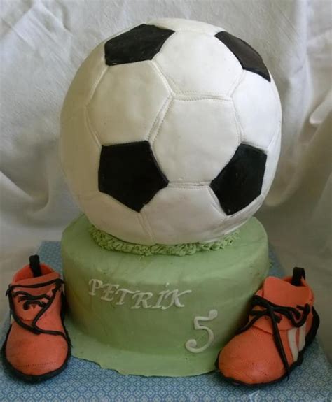 Torta s detailnými marcipánovými kopačkami