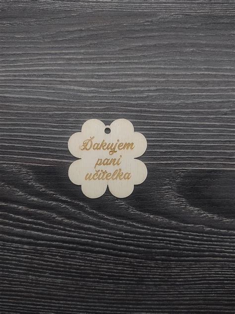 Detail dreveného svadobného zápichu s gravírovaním