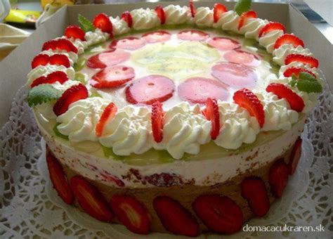 Hotová tvarohovo-ovocná torta