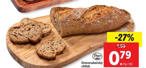 Drevorubačský chlieb na drevenej doske s nožom