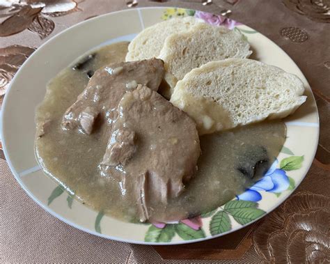 Hotové bravčové mäso na hubovej omáčke s prílohou