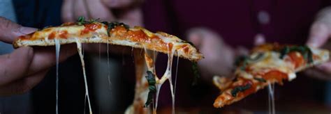fotografia detí, ktoré pripravujú strašidelnú pizzu