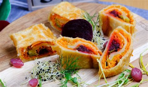 Zeleninová štrúdľa so syrom a paradajkovým pretlakom