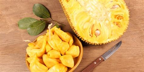 Čerstvý jackfruit a jackfruit pripravený ako trhané mäso