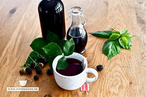 Domáci černicový sirup vo fľašiach