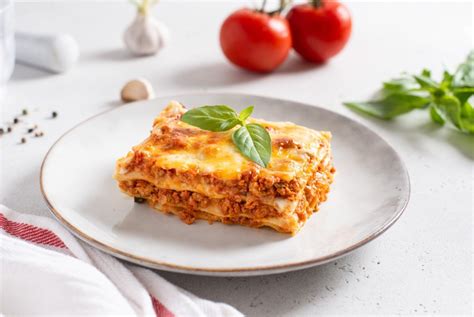 Servírované cuketové lasagne s čerstvou bazalkou