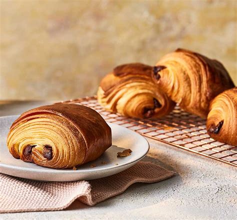 Typické francúzske raňajky s croissantom a pain au chocolat