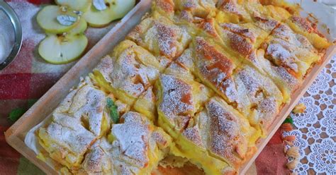 Obrazok hotovej nepecenej mramorovej tvarohovej torty s jablkami