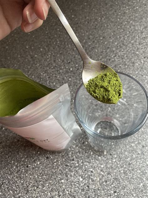 Matcha prášok a šálka matcha čaju