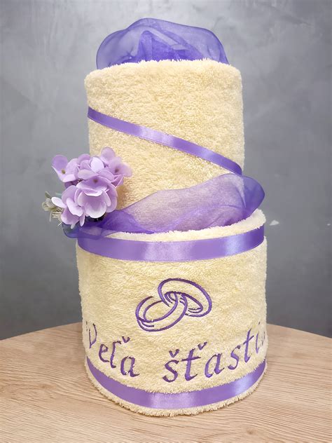 Ozdobená torta z osušiek