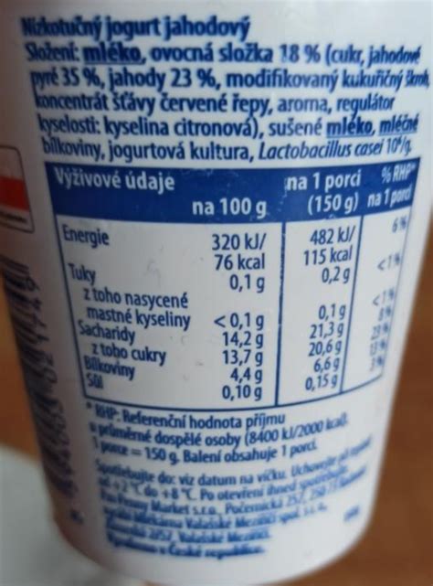 Nízkotučný jahodový jogurt a čerstvé jahody