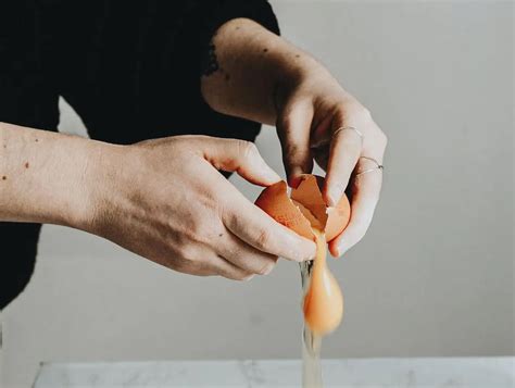 Ilustrácia prípravy vápenného koňaku z vajec a citrónov