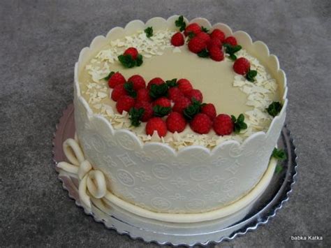 luxusná torta s bielou čokoládou a ovocím