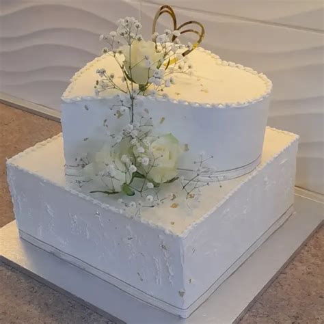 Svadobná torta so zlatými lístkami