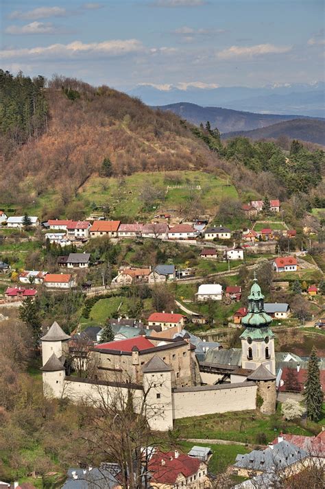 Koláž rôznych druhov jedál dostupných na rozvoz v Banskej Štiavnici (pizza, burger, ázijské jedlo, cestoviny)