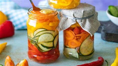 Detské kimchi alebo nakladaná kvasená zelenina v pohári