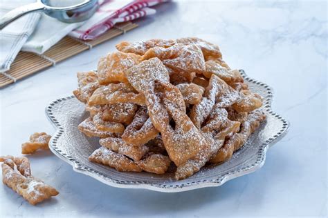 Hotové vegánske fánky pripravené na posypanie cukrom