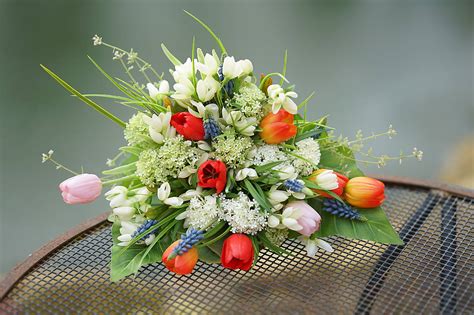 Jarná svadobná torta s červenými tulipánmi