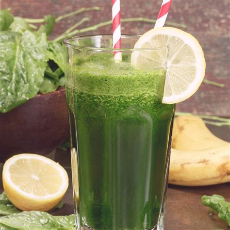 čerstvé ovocno-zeleninové smoothie v pohári
