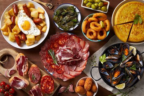 stôl plný rôznych druhov tapas
