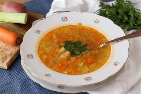 Ilustračná fotka hotovej fazuľovej polievky s mrkvou a párkom