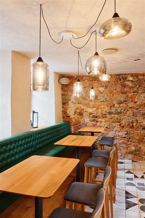 Interiér Bistro Gaston s usmievavým personálom