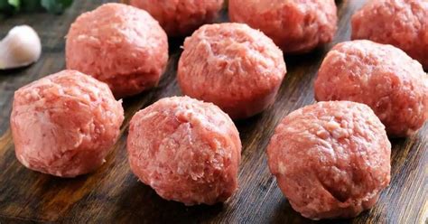 Vyprážanie mäsových guliek