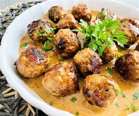 Servírované mäsové guľky s omáčkou