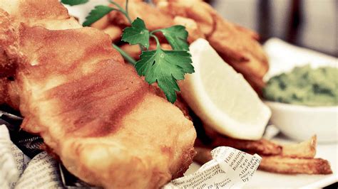 čerstvá porcia Fish and Chips s citrónom