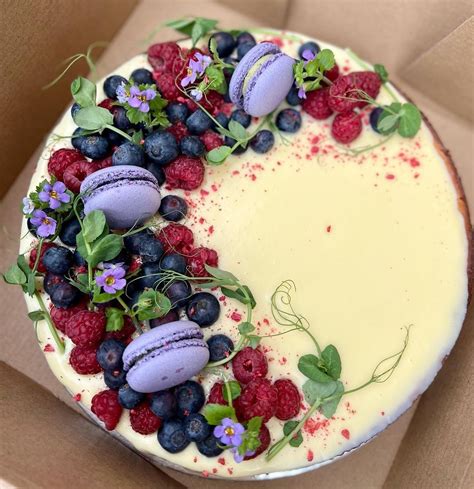 Torta pred zdobením, tvarovaná do gule