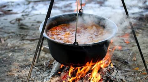 Veľký kotlík nad otvoreným ohňom so zeleninou a mäsom