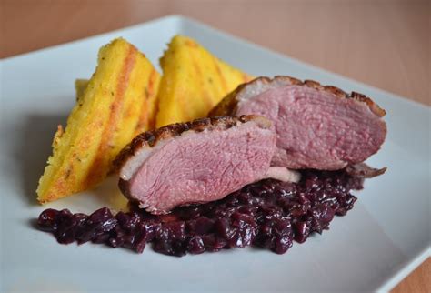 Servírovanie kačacích pirohov s cibuľovým džemom