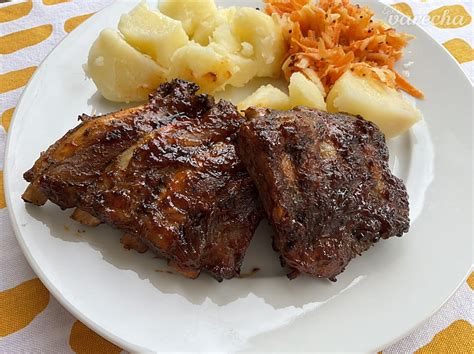 Pečené bravčové rebierka so slivkovou omáčkou a zeleninou